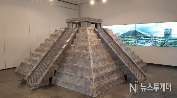 밀양아리랑우주천문대 내부 설치된 치첸이트사 엘 카스티요 피라미드 모습