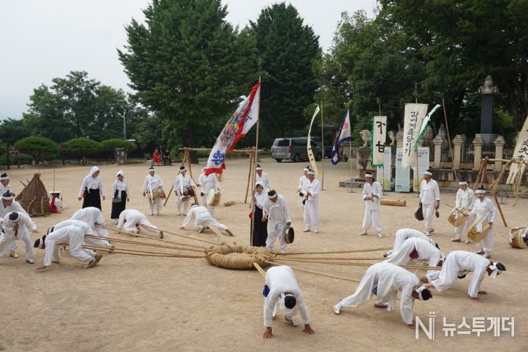 지난해 영남루에서 열린 ‘무형유산 토요 상설공연’에서 감내게줄당기기 공연이 펼쳐지고 있다.