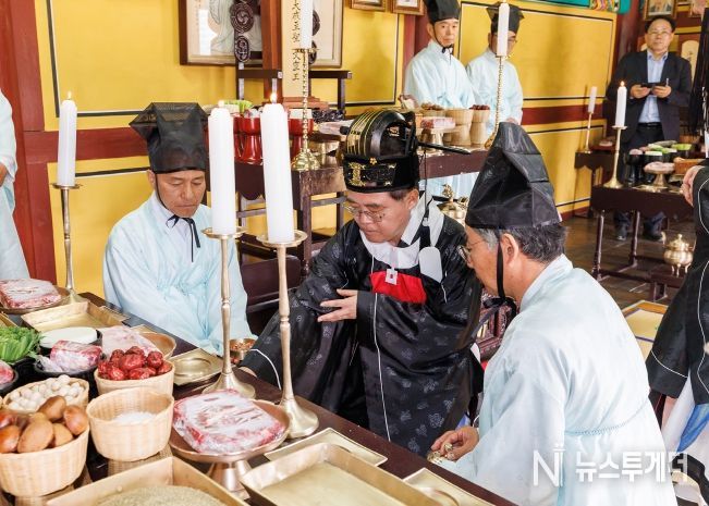 진교훈 서울 강서구청장(가운데)이 24일(화) 양천향교 춘기 석전제에 초헌관으로 참여해 옛 성현들에게 제례를 올리고 있다.
