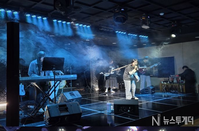 부천시청소년센터 소공연장, 밴드 '전복'의 열기로 꽉 찼다