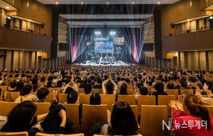 28일 용인포은아트홀에서 이상일 시장은 '그림과 스토리가 있는 음악회' 해설자로 참여했다