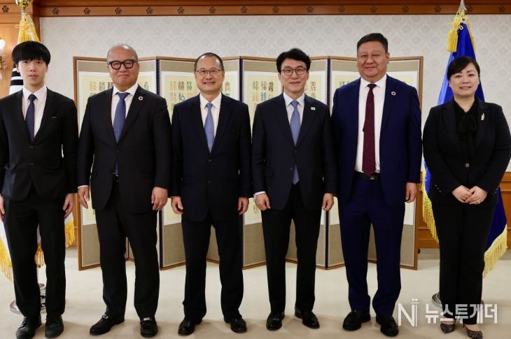 김민석 국무총리가 2일 세종대로 정부서울청사에서 조나단 초이 홍콩 중화총상회장을 접견, 인사 및 환담을 나누고 있다.(국무조정실)