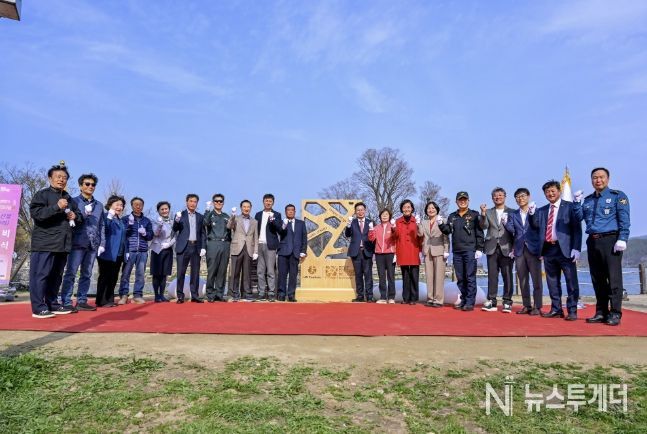 기념비 단체사진